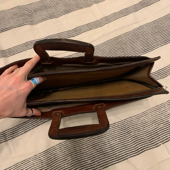 Elegant Vintage Leather Briefcase - Picture 5 of 5